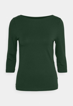 T-shirt vert foncé à manches longues avec un large col bateau. Fabriqué en tissu doux et extensible avec une texture lisse et une coupe ajustée.