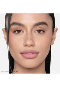 Matt Lippenstift in "Pfingstrose", mit einem sanften Rosaton. Geschmeidige Textur mit mattem Finish, präsentiert auf den Lippen eines Modells.