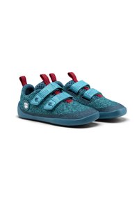 Scarpe a maglia blu e teal con accenti rossi, dotate di due cinturini in Velcro, suola antiscivolo e parte superiore testurizzata per un miglior grip.
