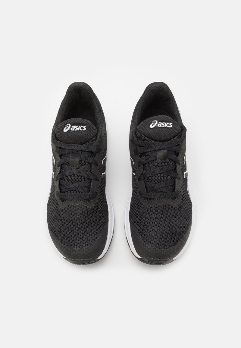 Zapatillas deportivas negras con parte superior de malla, punta redonda, logo blanco y suelas texturizadas. Cordones integrados en una lengüeta acolchada.