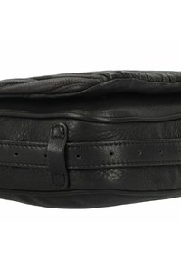 Borsa in pelle nera con design trapuntato, caratterizzata da una superficie liscia e una sottile tracolla con più fori per la regolazione.