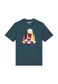 Donkerblauwe katoenen t-shirt met een geometrisch ontwerp van bergen, bomen en een maan in rood, oranje, wit en bruin. Korte mouwen.