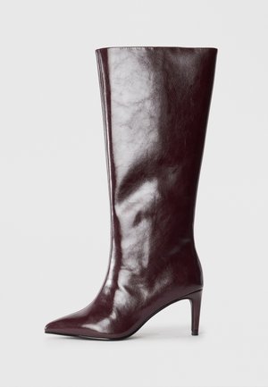 Ψηλό σκούρο μπορντό δερμάτινο μποτάκι με κοφτό δάχτυλο και λεπτό μεσαίου ύψους τακούνι, με λεία και γυαλιστερή επιφάνεια, απομονωμένο σε άσπρο φόντο.