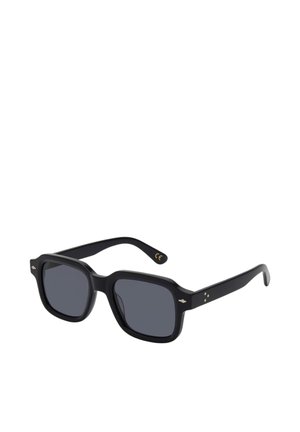 Zwarte rechthoekige zonnebril met dikke monturen en donker getinte glazen, schuin op een witte achtergrond.