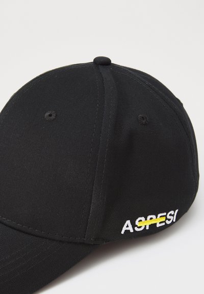 Cappellino da baseball nero con ricamo del testo "ASPECI" sottolineato in giallo, realizzato in tessuto texturizzato con una corona strutturata.