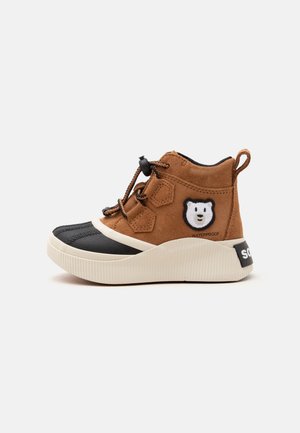Brun og sort vandtæt højtop børnesko med hvid bjørneapplikation, snorjustering og tyk off-white sål mod en hvid baggrund.