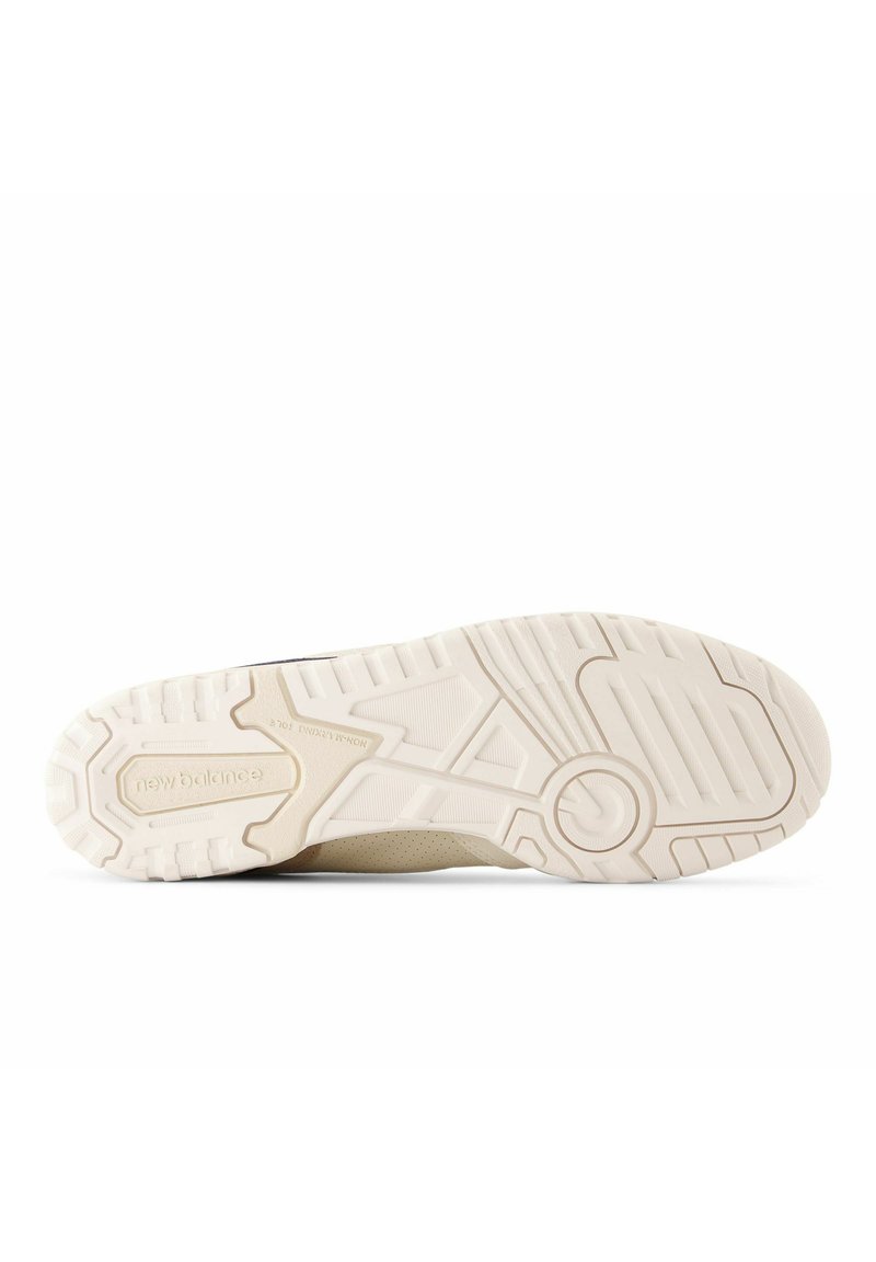 Beige Sportschuhsohle mit strukturiertem Gummi für besseren Halt. Verfügt über geometrische Muster und deutlich sichtbare Markenkennzeichnung.