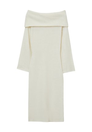 Abito lavorato a maglia bianco sporco con scollatura off-the-shoulder, maniche a tre quarti e siluette aderente, realizzato in un materiale morbido e testurizzato.