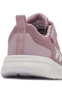 Rosa Sportschuh mit einem atmungsaktiven Mesh-Obermaterial, robuster Gummisohle und verstärktem Fersenbereich. Verfügt über dezentes Branding und strukturierte Akzente.
