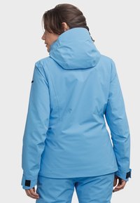 Blaue wasserdichte Jacke mit Kapuze, ausgestattet mit einer glatten Textur, verstellbaren Manschetten und einem schlanken, taillierten Design, das sich gut für den Einsatz im Freien eignet.