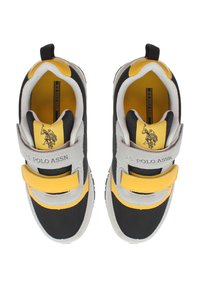 Sportovní boty v černé, žluté a šedé barvě, se dvěma suchými zipy, polstrovaným límcem a drsnou gumovou podrážkou. Obsahují logo na pásku a jazyku.
