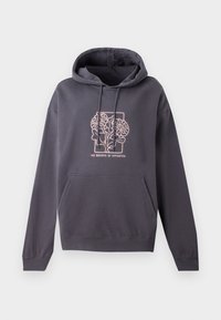 Mørk grå hettegenser med frontlomme, snorhette og lys rosa grafisk design med sammenflettede blader og teksten "BALANSEN MELLOM MOTSETNINGER."