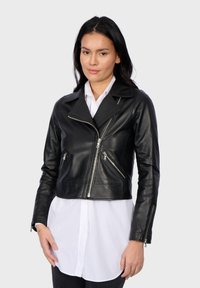 Černá kožená motorkářská bunda s krátkým střihem, vybavená klopovým límcem, stříbrnými zipy a dvěma předními kapsami na zip.