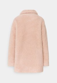 Abrigo de forro polar rosa con una textura suave, cuello y mangas largas. El diseño presenta una forma simple y recta sin cierres visibles.