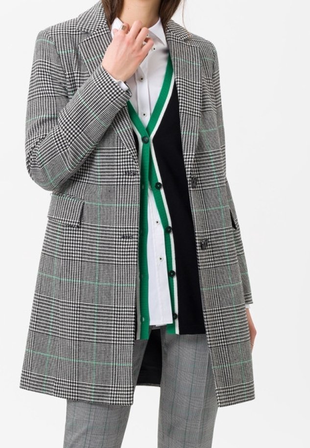 Blazer a scacchi grigi e neri con dettagli verde, vestibilità su misura, design doppiopetto, con due tasche frontali e colletto a punta.