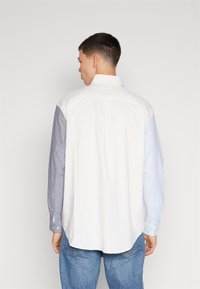 Tommy Hilfiger SOLID OXFORD BLOCKING SHIRT - Ing - yellow/multi