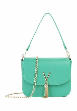 Sac à bandoulière en cuir turquoise avec une chaîne dorée et un fermoir en forme de V orné d'un détail de pompon doré.