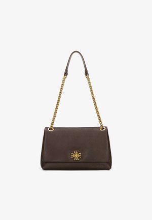 Bruine leren handtas met een enkele schouderketting, voorzien van een gouden embleem en een gladde textuur. Rectangulaire vorm met een klepsluiting.