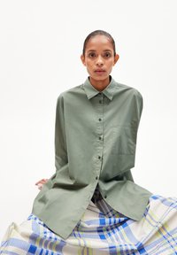ARMEDANGELS EALGAA - Button-down blouse - grey green