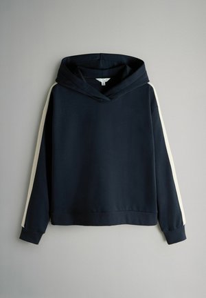 Tumesinine kapuutsiga dressipluus, millel on mõlemal varrukal valged triibud kogu pikkuses, soonikkoes mansetid ja esitasku.