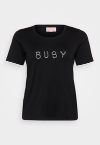 Svart kortermet t-skjorte med rund hals som har ordet "BUSY" i hvit, teksturert skrift over forsiden.
