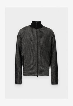 Crni džemper s patentnim zatvaračem s okomitih sivim rebrastim prugama i visokim okovratnikom, prikazan sprijeda na bijeloj pozadini.