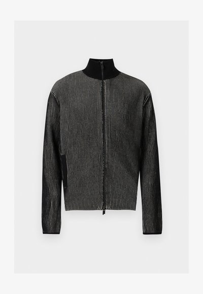 Μαύρο πουλόβερ με φερμουάρ, με κάθετες γκρίζες ριγωτές ρίγες και ψηλό γιακά, εμφανίζεται από μπροστά σε λευκό φόντο.