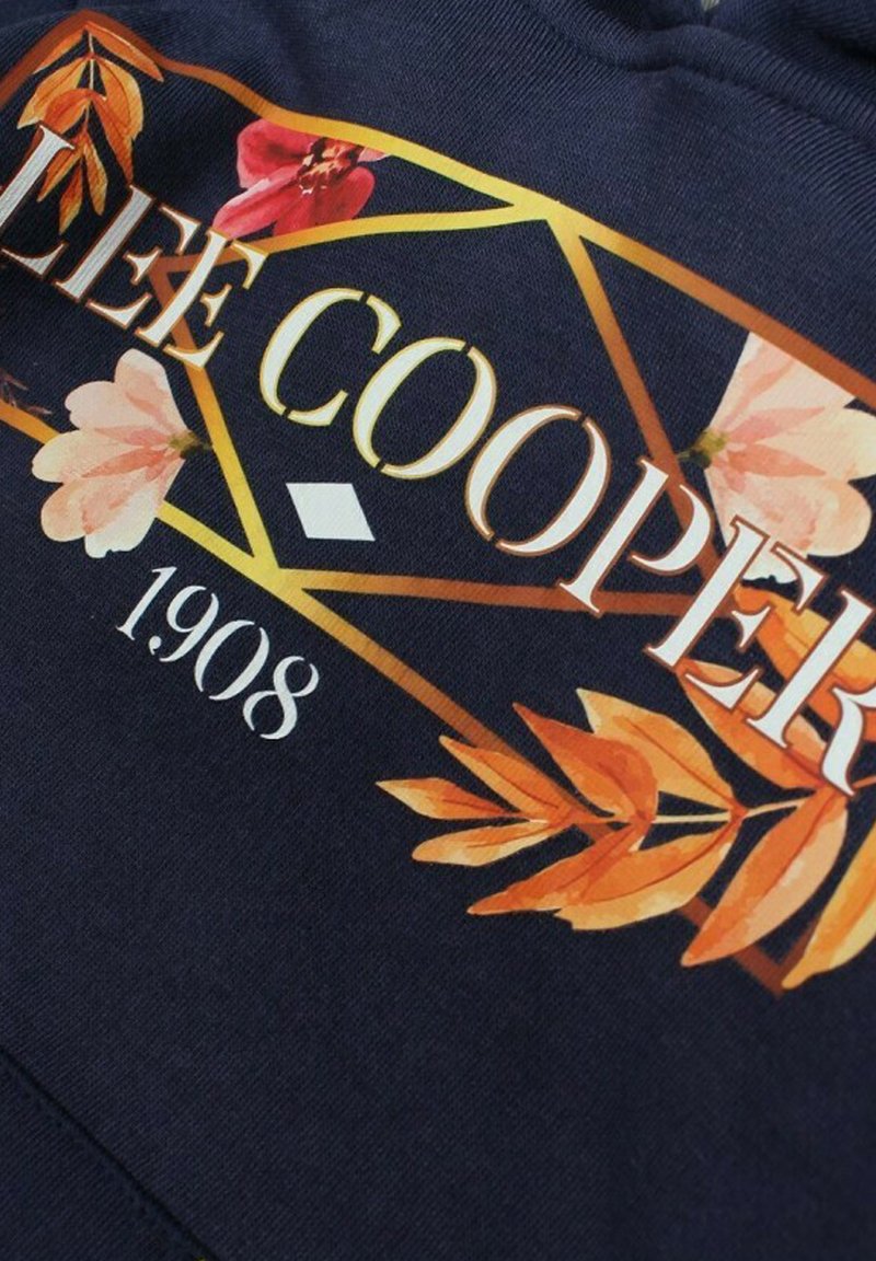 Sweatshirt marine avec des graphismes de feuilles et de fleurs en orange et rose, avec "LEE COOPER" et "1908" imprimés en blanc et des accents dorés.