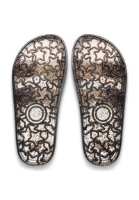 Przezroczyste sandały z fakturowaną powierzchnią ozdobioną wzorem gwiazdek, ciemnobrązowymi obrysami i błyszczącym wykończeniem na całej powierzchni.