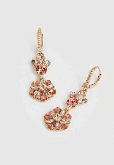 Κρεμαστά σκουλαρίκια σε χρυσή απόχρωση με ροζ και διαυγή κρυστάλλινα στοιχεία σε σχήμα σταγόνας και κύκλου, διατεταγμένα σε floral σχέδια.