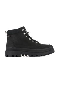 Botas altas negras de ante, con ojales de metal, una suela de goma resistente y un logo circular en el costado.