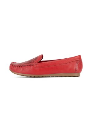 Rode leren moccasin schoen met een geperforeerde bovenkant, gestikte details rond de teen en een platte rubberen zool voor verbeterde grip.