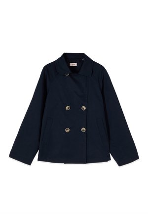 Granatowa dwurzędowa marynarka z szerokim kołnierzem, czterema złotymi guzikami i dwoma przednimi kieszeniami typu wpuszczane, położona na białym tle.