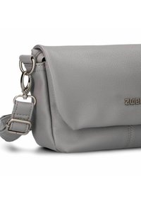 Borsa in finta pelle grigia con pattina pieghevole, tracolla rimovibile, hardware in metallo e dettagli di texture sottili. Forma compatta e rettangolare.