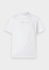 Witte katoenen t-shirt met korte mouwen en een ronde hals, met de tekst "Calvin Klein" in een veelkleurige gradient over de borst.