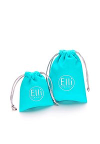 Bolsas de tela turquesa con cordón, una pequeña y una mediana, con cordón plateado y el logo impreso "Elli We ❤️ Jewels" en la parte frontal.