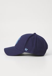 Casquette de baseball bleu marine avec une visière incurvée, logo brodé en bleu clair et réglable à l'arrière. Texture de tissu lisse et design structuré.