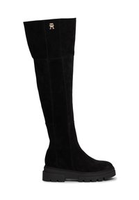Bottes noires en daim à hauteur de cuisse avec une semelle en caoutchouc épaisse et un accent logo doré en haut. Texture lisse et forme ajustée.