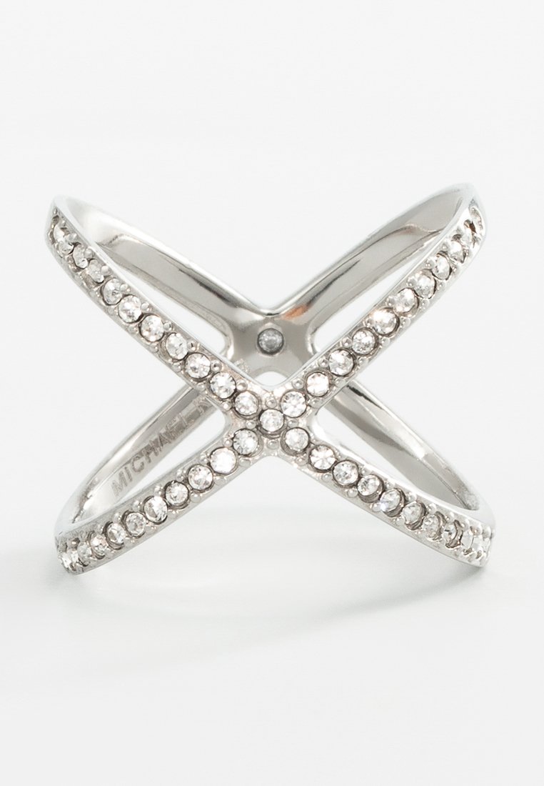 Anillo en tono plateado con un diseño de X superpuesto, adornado con cristales transparentes a lo largo de los bordes para un detalle adicional.