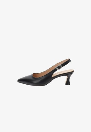 Zapato de salón slingback de cuero negro con punta puntiaguda, correa ajustable con hebilla y tacón bajo acampanado.