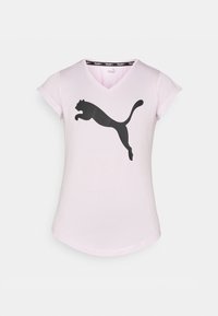 Camiseta de manga corta rosa con cuello en V, que presenta un gran logo de un pantera negra saltando en la parte frontal y un dobladillo redondeado.