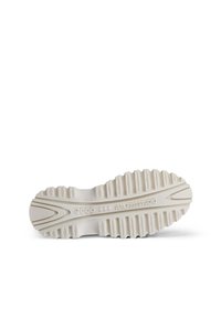Soletta in gomma bianca per sneakers con scanalature e rilievi testurizzati. Presenta il marchio Ecco e RAL7000STUDIO sul fondo.