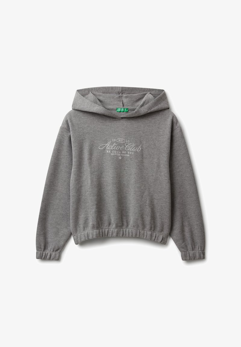 Šedá mikina s kapucí a dlouhými rukávy, elastickými manžetami a lemem, s bílým textem "Active Club" uprostřed přední části.