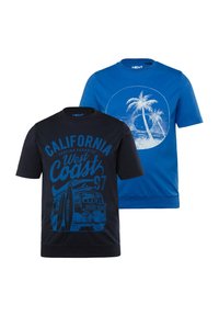 Dvě trička s krátkým rukávem: jedno námořnické s modrou grafikou na surfování, druhé jasně modré s motivem palmy. Bavlněný materiál.