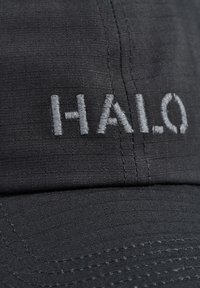 Czarna czapka z tkaniny z haftowanym logo "HALO" w jasnoszarym kolorze. Teksturowana powierzchnia z widocznym przeszyciem, zakrzywiony daszek oraz regulowany pasek z tyłu.