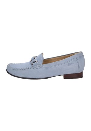 Lichtblauwe suède loafers met zichtbare stiksels, een decoratieve gesp en een lage houten hak. Soepele textuur en klassiek ontwerp.