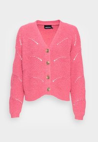 Rosa stickad cardigan med V-hals, prydd med fyra gyllene knappar och vågmönster med små utskärningar på ärmarna och kroppen.