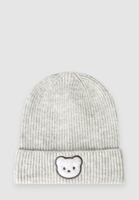 Szary, prążkowany dzianinowy beanie z wywinięciem, z naszywką przedstawiającą misia w jasnobrązowym i ciemnobrązowym kolorze z przodu.