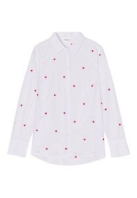 Chemise blanche à boutons, à manches longues, ornée de petits broderies en forme de cœur rouge éparpillées sur le tissu. Design de col classique.