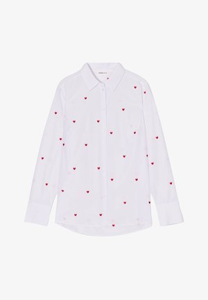 Camicia bianca con bottoni e maniche lunghe, caratterizzata da piccole ricami a forma di cuore rosso sparsi su tutto il tessuto. Design classico del colletto.